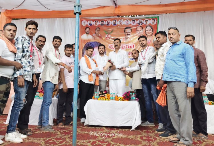 रायपुर ग्रामीण के प्रभावी एवं कर्मठ विधायक मोती लाल साहू एवं वार्ड पार्षद के एवं भाजपा के समस्त मुख्य अतिथिगण सतनाम भवन आदर्श नगर में रोड,नाली, जल, पर्यावरण रक्षण हेतु भूमिपूजन पहुँचे ।