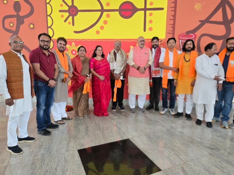 रायपुर पहुँचे केंद्रीय वस्त्र उद्योग मंत्री  गिरिराज सिंह का स्वामी विवेकानंद एयरपोर्ट पर आत्मीय स्वागत किया-bjp