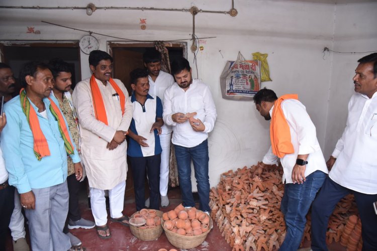 कुम्हार भाई के घर औचक मुलाकात कर जाना हालचाल, वरिष्ठ जनों का सम्मान कर भेंट किए छाते