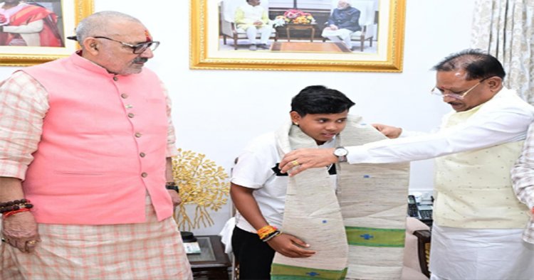 श्रीलंका दौरे के लिए भारतीय अंडर-19 महिला क्रिकेट टीम की उपकप्तान बनीं महक नरवासे : मुख्यमंत्री साय ने किया सम्मानित