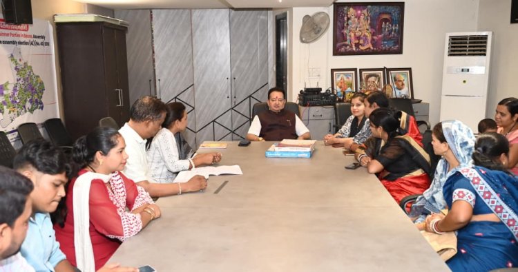 बसना विधायक कार्यालय में जिला स्तरीय महिला सम्मेलन हेतु विशेष बैठक संपन्न, विधायक डॉ. संपत अग्रवाल ने रूपरेखा तैयार कर दिए आवश्यक निर्देश
