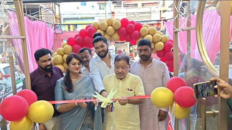 विधायक सुनील सोनी वैदिक ग्रुप एम डी सैय्यद सलमा ने किया मीरा इलेक्ट्रॉनिक शो रूम का शुभारंभ।