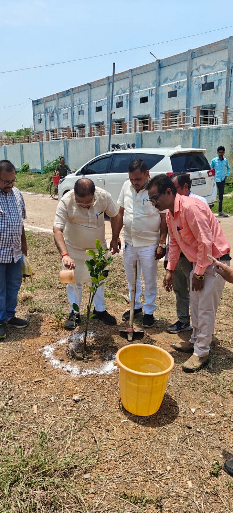 रावणभाठा फिल्टरप्लांट में जल शोधन संयन्त्र पहुँचे विधायक सुनील सोनी स्वच्छ सुन्दर हरित विकसित राजधानी शहर बनाने में सक्रिय सहभागिता दर्ज करवाने का कष्ट करें.