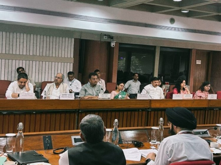 सांसद बृजमोहन ने दुर्ग-पुरी और रायपुर-अंबिकापुर के बीच नई वंदे भारत एक्सप्रेस चलाने की मांग की