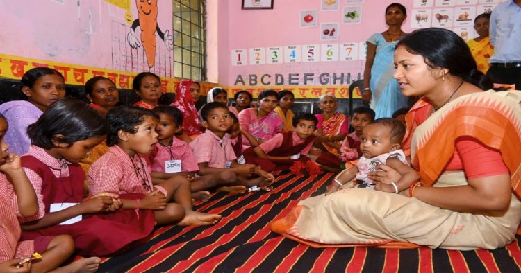 महिला एवं बाल विकास मंत्री लक्ष्मी राजवाड़े का सुकमा दौरा: बच्चों के बीच बैठकर पढ़ी एबीसीडी