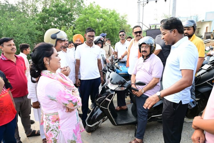  स्कूटी से शहर का निरीक्षण करने निकले उप मुख्यमंत्री  अरुण साव