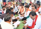 जमीन पर बैठकर उपमुख्यमंत्री  विजय शर्मा ने सुनी ग्रामीणों की बात, करोड़ों रुपये के विकास कार्यों की दी सौगात