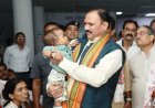मरीजों व परिजनों से मुलाकात कर जाना हालचाल