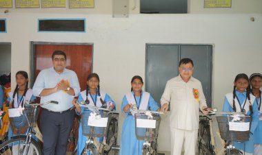 शिक्षा से बड़ा कोई धन नहीं, लक्ष्य निर्धारित कर मेहनत करें विद्यार्थी: मंत्री  लखन लाल देवांगन