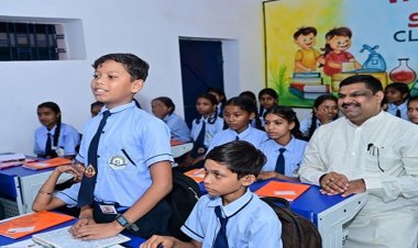 शाला प्रवेशोत्सव: शिक्षा मंत्री गजेन्द्र यादव ने बच्चों संग बैठकर सिखाया पहाड़ा, स्मार्ट क्लास का किया लोकार्पण