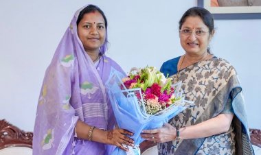 केंद्रीय महिला एवं बाल विकास मंत्री श्रीमती अन्नपूर्णा देवी से महिला एवं बाल विकास मंत्री श्रीमती लक्ष्मी राजवाड़े ने की सौजन्य भेंट