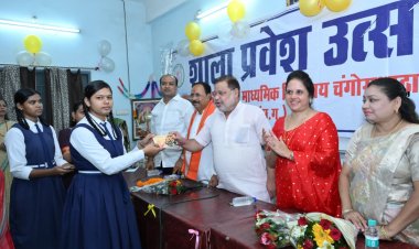 हरी ठाकुर शासकीय उ.मा. शाला चंगोराभाठा में शाला प्रवेश उत्सव में सम्मिलित हुए रायपुर दक्षिण विधायक सुनील सोनी व महापौर मीनल चौबे, पार्षद श्रीमती दुर्गा यादराम साहू