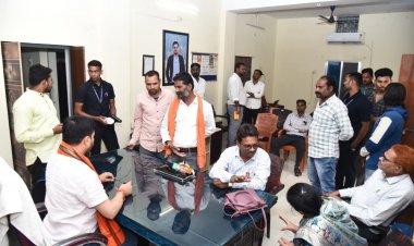 विधायक अनुज शर्मा ने खरोरा कार्यालय में लगाया 'जनदर्शन', लोगों से सीधा संवाद कर मौके पर किया समस्याओं का समाधान