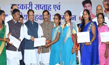 मुख्यमंत्री साय ने जशपुर के वन धन विकास केंद्र पंचक्की की महिला स्व-सहायता समूह को किया सम्मानित