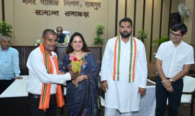 रायपुर नगर निगम की विशेष सम्मिलन बैठक में सम्मिलित होने पहुँचे  10 नवनामांकित पार्षदों एल्डरमेनों का महापौर मीनल चौबे, नेता प्रतिपक्ष आकाश तिवारी, आयुक्त संबित मिश्रा ने बुके प्रदत्त कर निगम सदन में किया आत्मीय स्वागत