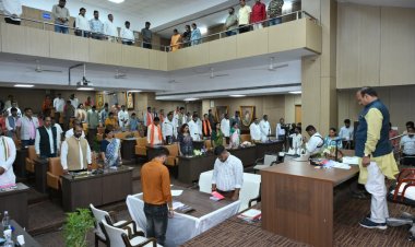 पद्म विभूषण सुप्रसिद्ध पंडवानी गायिका तीजन बाई को नगर निगम रायपुर की विशेष सम्मिलन की बैठक के अंत में दी गयी दो मिनट की सामूहिक मौन श्रद्धांजलि