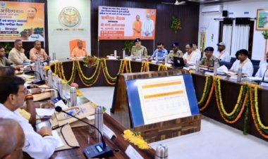 मुख्यमंत्री योगी आदित्यनाथ ने कानून-व्यवस्था एवं विकास कार्यों की समीक्षा कर अधिकारियों को दिए निर्देश