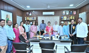 महापौर ने अधिकारियों को वार्ड पार्षदों से समन्वय बनाकर जनसमस्याओं का त्वरित निदान करने एवं विकास कार्यों को वार्डो में गतिमान करने के निर्देश दिये।