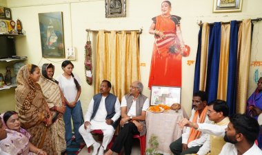 सांसद  बृजमोहन अग्रवाल और कृषि मंत्री  रामविचार नेताम ने पद्म विभूषण डॉ. स्व तीजन बाई के निवास पहुंचकर उनके तैलचित्र पर पुष्प अर्पित कर श्रद्धांजलि दी