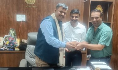 SECR के वरिष्ठ वाणिज्य अधिकारी अवधेश कुमार त्रिवेदी का चेम्बर ऑफ कॉमर्स ने किया भव्य नागरिक अभिनंदन