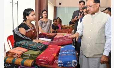 करघे से कमाई तक: धमतरी के ग्राम नारी की बुनकर महिलाओं ने लिखी आत्मनिर्भरता की नई इबारत