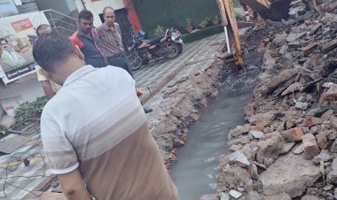 मोवा ओवरब्रिज के नीचे होंडा शोरूम सहित अन्य सम्बंधित संस्थानों को नाले पर बनाये गए अवैध पाटों को तत्काल स्वतः हटाने नोटिस दी, नहीं हटाने पर निगम ने जलनिकासी करने छह अवैध पाटों को जेसीबी मशीन लगवाकर तोड़कर निकास सुगम बनाया