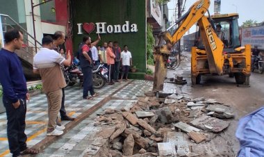 रायपुर ब्रेकिंग: जलभराव दूर करने निगम का बड़ा एक्शन, नाले पर बने 6 अवैध पाटों को जेसीबी से ढहाया