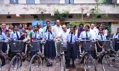 साइकिल पाकर खिल उठे विद्यार्थियों के चेहरे, विधायक पुरन्दर मिश्रा ने कहा— शिक्षा ही सबसे बड़ी ताकत