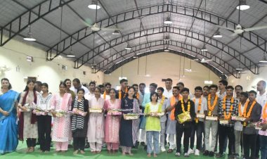 छू लो आसमान के सफल विद्यार्थियों का वन मंत्री केदार कश्यप ने किया सम्मान