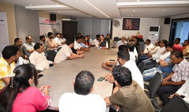 विधायक डॉ. संपत अग्रवाल की अध्यक्षता में बसना में समीक्षा बैठक संपन्न, राज्यपाल के स्वागत और 'घर-घर तिरंगा' अभियान की बनी भव्य कार्ययोजना