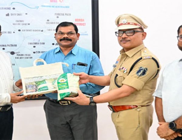 महिला स्व-सहायता समूहों के विष्णु भोग चावल की खुशबू पहुंची पुलिस मुख्यालय तक