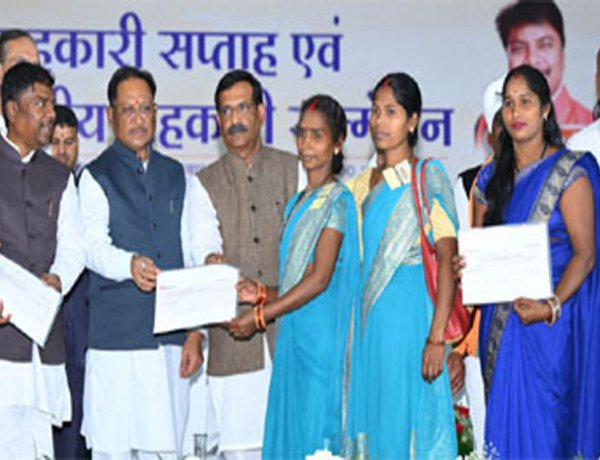 मुख्यमंत्री साय ने जशपुर के वन धन विकास केंद्र पंचक्की की महिला स्व-सहायता समूह को किया सम्मानित