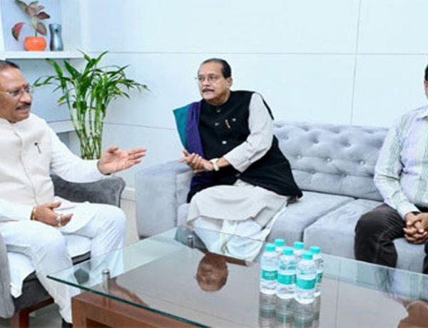 मुख्यमंत्री विष्णु देव साय से झारखंड के वित्त मंत्री राधाकृष्ण किशोर ने की सौजन्य भेंट