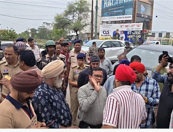 *ढाबे पर बुलडोजर कार्रवाई का सिक्ख समाज ने किया विरोध*