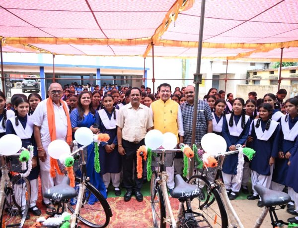 विधायक डॉ. संपत अग्रवाल की पहल लाई रंग: बसना कन्या शाला बनेगा स्वामी विवेकानंद उत्कृष्ट विद्यालय, मिली 33.33 लाख की सौगात