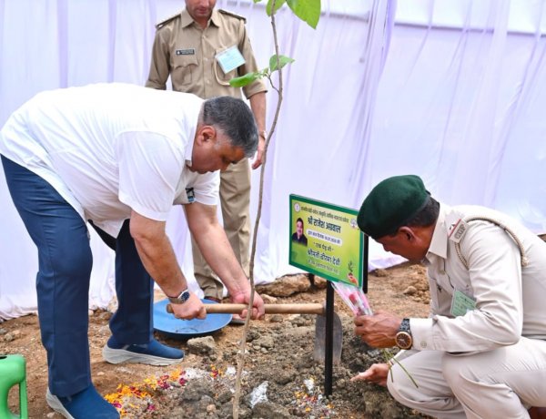 "एक पेड़ माँ के नाम" अभियान के तहत मंत्री  राजेश अग्रवाल ने नवीन विधानसभा परिसर में लगाया पौधा