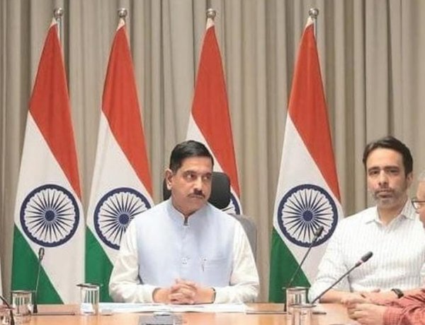 प्रह्लाद जोशी ने संभाली शिक्षा मंत्रालय की कमान: कार्यभार ग्रहण करते ही अधिकारियों के साथ की समीक्षा बैठक