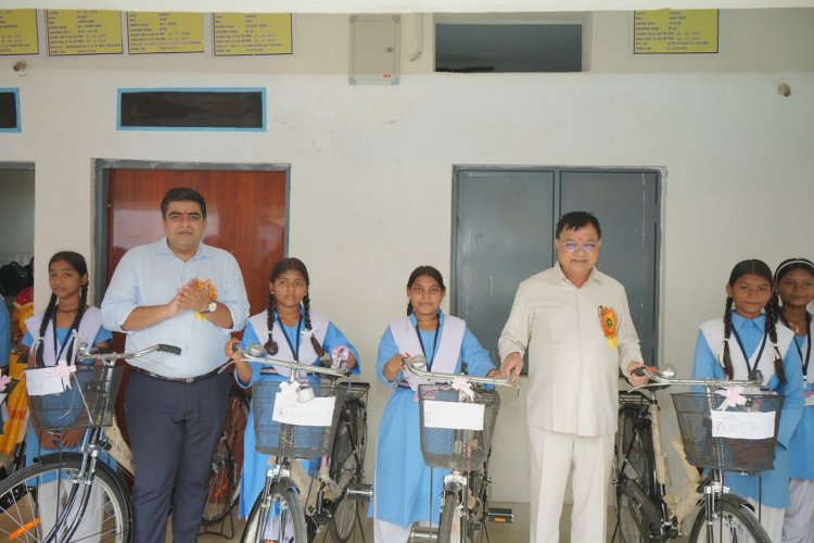 शिक्षा से बड़ा कोई धन नहीं, लक्ष्य निर्धारित कर मेहनत करें विद्यार्थी: मंत्री  लखन लाल देवांगन