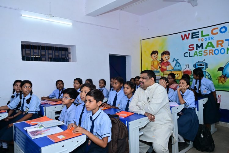 शाला प्रवेशोत्सव: शिक्षा मंत्री  गजेन्द्र यादव ने बच्चों संग बैठकर सिखाया पहाड़ा, स्मार्ट क्लास का किया लोकार्पण