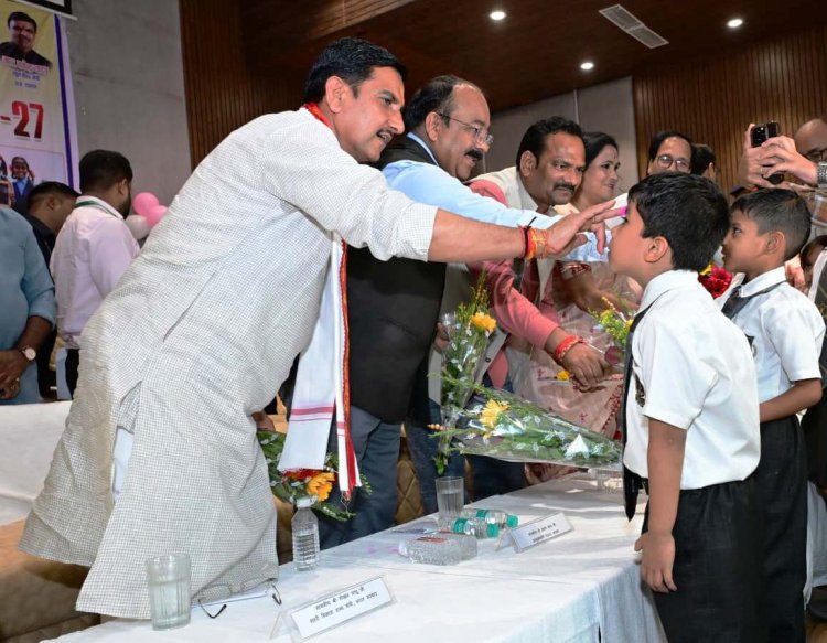 केंद्रीय राज्य मंत्री  तोखन साहू और उप मुख्यमंत्री  अरुण साव ने नवप्रवेशी बच्चों का तिलक लगाकर किया आत्मीय स्वागत, न्योता भोज में साथ में किया भोजन