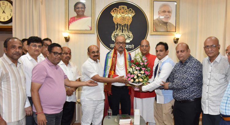संत समाज के विचार और जीवन मूल्य समाज में शांति, सद्भाव, नैतिकता तथा मानवीय मूल्यों को सुदृढ़ बनाने में महत्वपूर्ण भूमिका निभाते हैं।