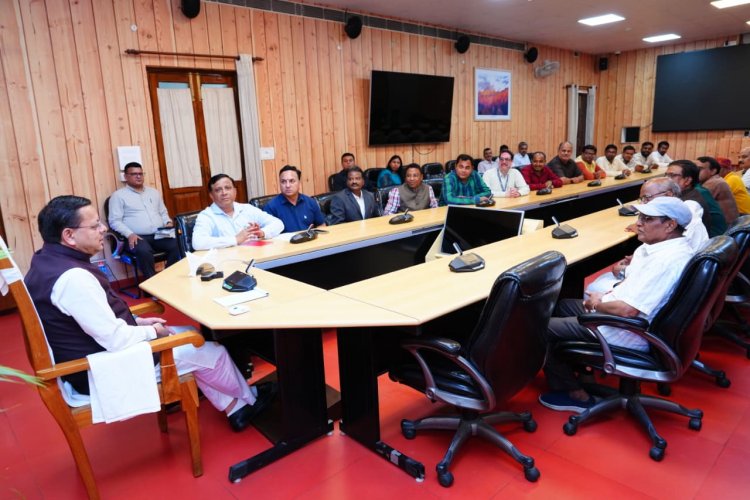 देवभूमि और छत्तीसगढ़ के बीच बढ़ा वैचारिक सेतु : मुख्यमंत्री श्री धामी से मिले छत्तीसगढ़ के मीडिया प्रतिनिधि