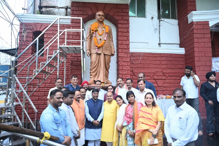 पूर्व केन्द्रीय मन्त्री डॉ श्यामा प्रसाद मुखर्जी का जयन्ती पर मन्त्री केदार कश्यप, विधायक राजेश मूणत, विधायक पुरंदर मिश्रा,  संजय श्रीवास्तव,  रमेश सिंह ठाकुर, गणमान्यजनों ने किया सादर नमन