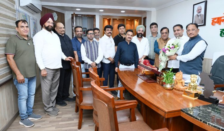 व्यापारियों के हित में चेम्बर अध्यक्ष सतीश थौरानी की बड़ी पहल, वर्गफुट शुल्क समाप्त करने मुख्यमंत्री को सौंपा ज्ञापन