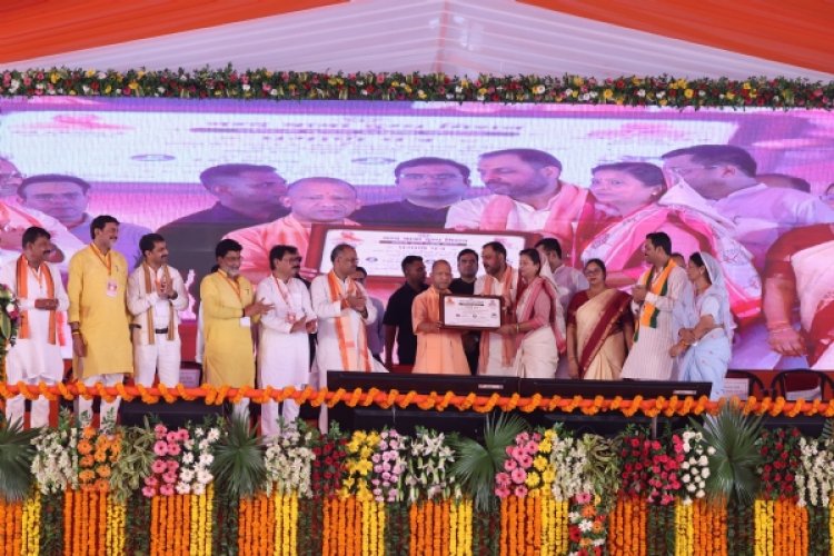मुख्यमंत्री योगी ने लाभार्थियों को बांटी सौगात, नियुक्ति पत्र, चेक, चाबी और प्रमाणपत्र सौंपे