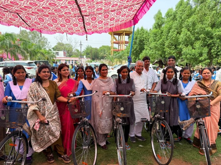 शा उ. मा विद्यालय, सिरगिट्टी में पूर्व विधानसभा अध्यक्ष कौशिक ने 137 छात्राओं को किया साइकिल वितरण