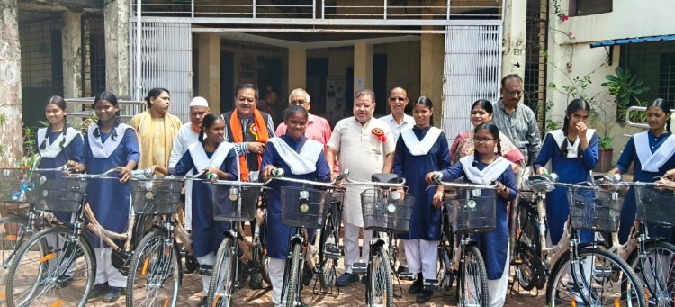 रायपुर दक्षिण विधायक सुनील सोनी हिन्दू हाई स्कूल में शाला प्रवेशोत्सव में हुए सम्मिलित