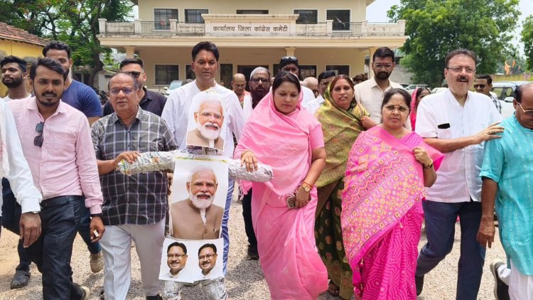 कांग्रेस नेता रामगोपाल की गिरफ्तारी के विरोध में पूरे प्रदेश में प्रधानमंत्री मोदी और मुख्यमंत्री साय का पुतला दहन किया गया