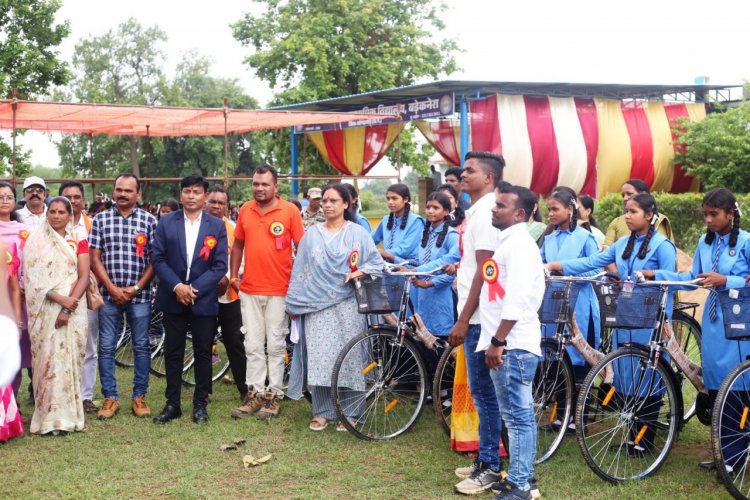 सरस्वती साइकिल योजना से छात्राओं को मिली नई उड़ान