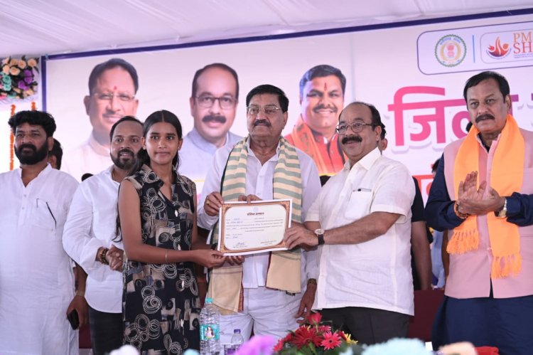 उप मुख्यमंत्री श्री साव ने बच्चों को शाला प्रवेश कराकर उनका स्वागत किया।